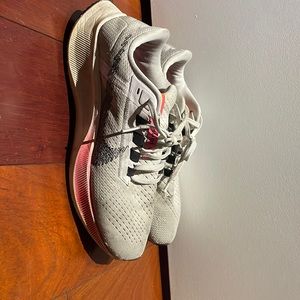 Size 7 mens nike Pegasus 38